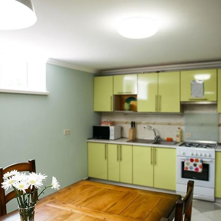 Sweet Home Hostel / Guest Houseチェルニウツィー エクステリア 写真
