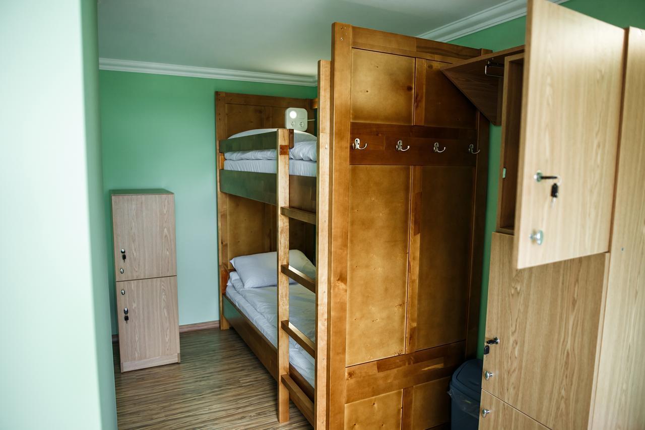 Sweet Home Hostel / Guest Houseチェルニウツィー エクステリア 写真