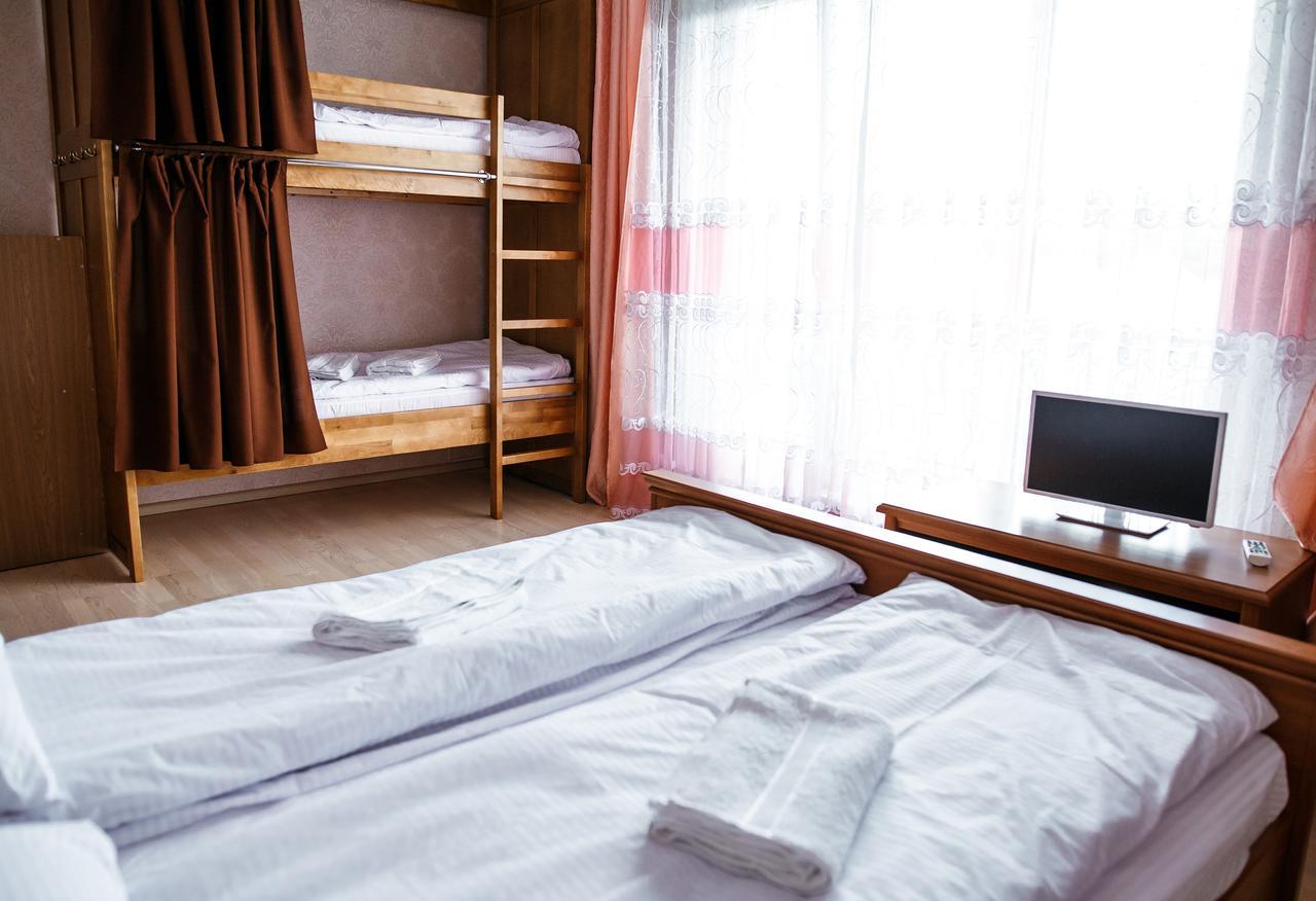 Sweet Home Hostel / Guest Houseチェルニウツィー エクステリア 写真