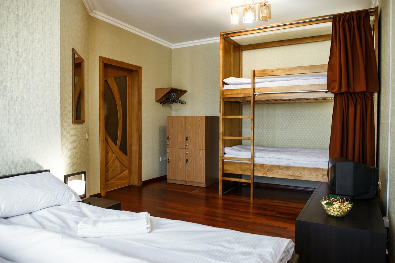 Sweet Home Hostel / Guest Houseチェルニウツィー エクステリア 写真