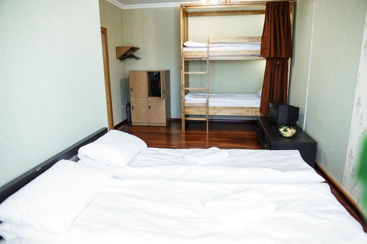 Sweet Home Hostel / Guest Houseチェルニウツィー エクステリア 写真