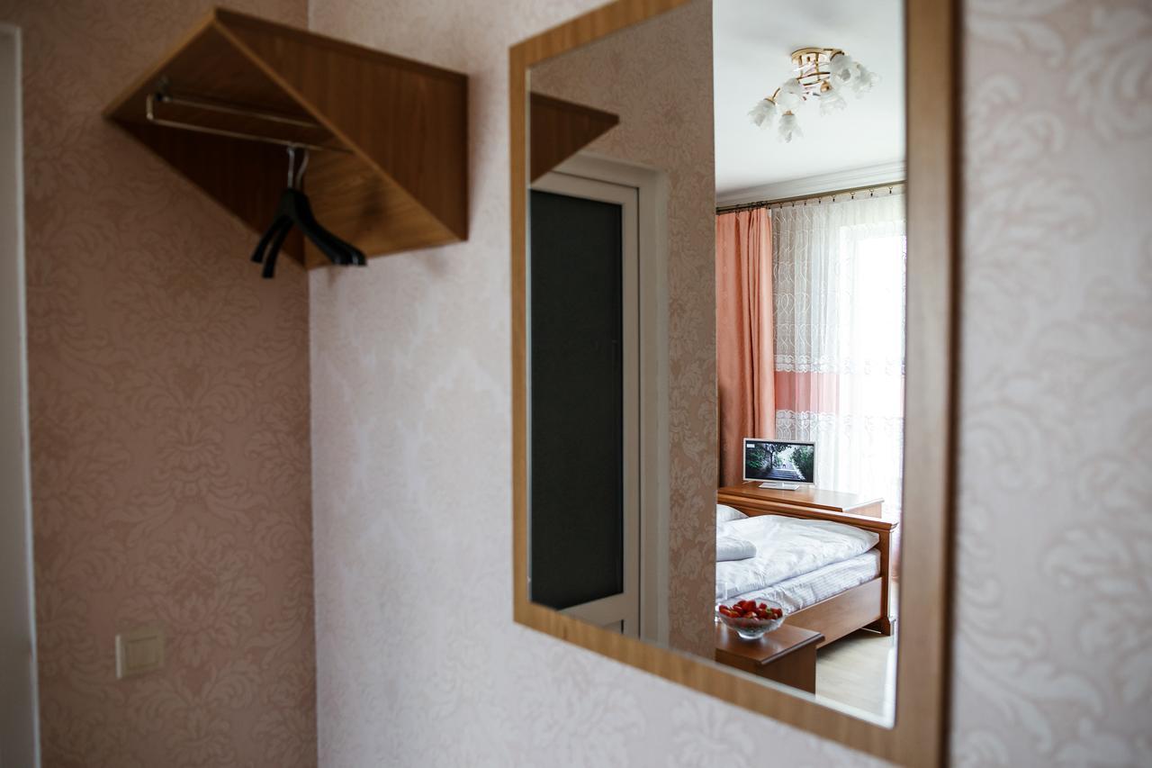 Sweet Home Hostel / Guest Houseチェルニウツィー エクステリア 写真