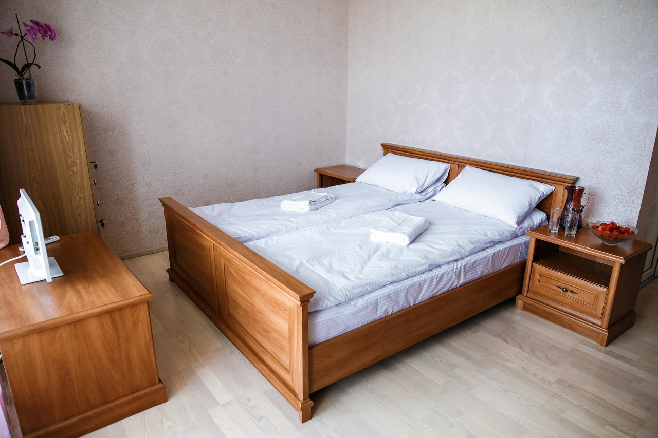 Sweet Home Hostel / Guest Houseチェルニウツィー エクステリア 写真