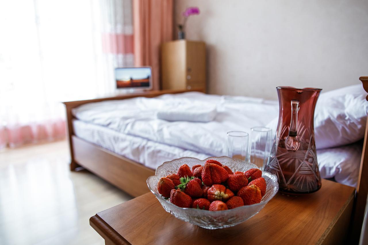 Sweet Home Hostel / Guest Houseチェルニウツィー エクステリア 写真