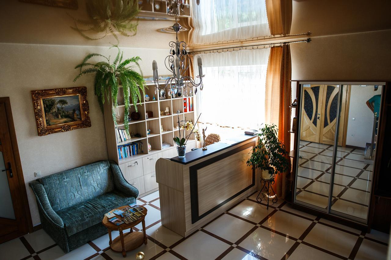 Sweet Home Hostel / Guest Houseチェルニウツィー エクステリア 写真