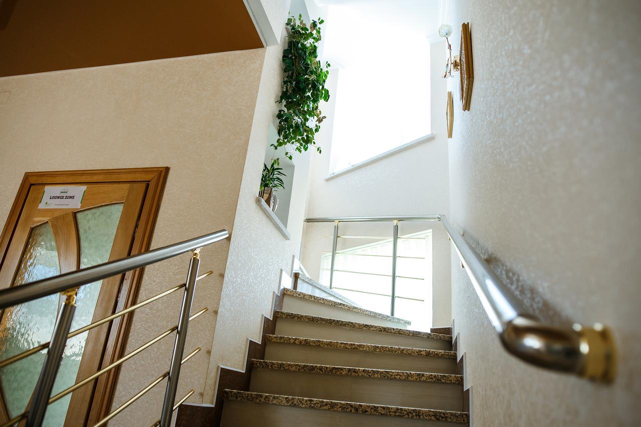 Sweet Home Hostel / Guest Houseチェルニウツィー エクステリア 写真