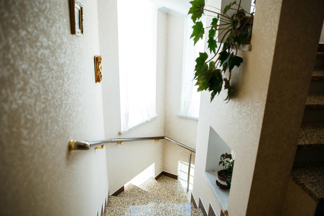 Sweet Home Hostel / Guest Houseチェルニウツィー エクステリア 写真