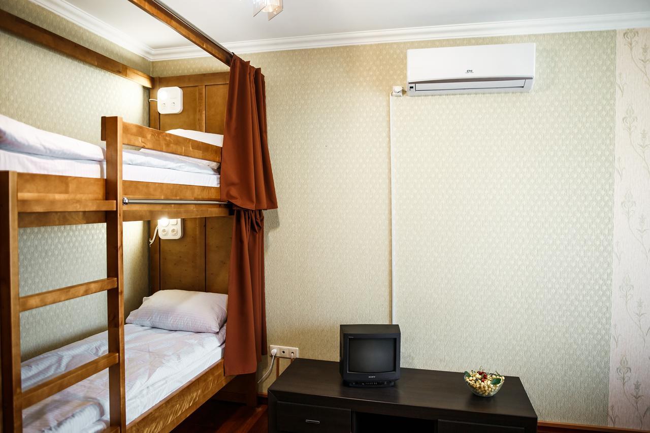 Sweet Home Hostel / Guest Houseチェルニウツィー エクステリア 写真