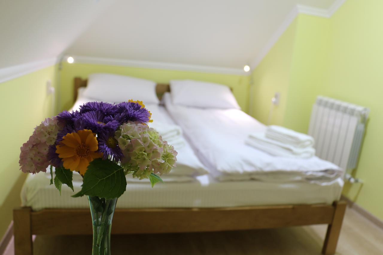 Sweet Home Hostel / Guest Houseチェルニウツィー エクステリア 写真