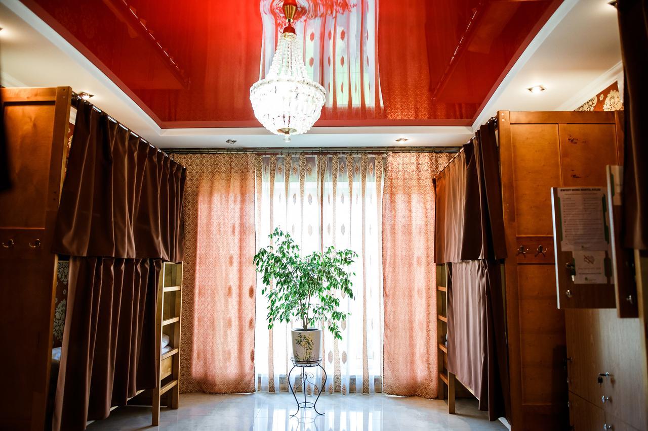 Sweet Home Hostel / Guest Houseチェルニウツィー エクステリア 写真