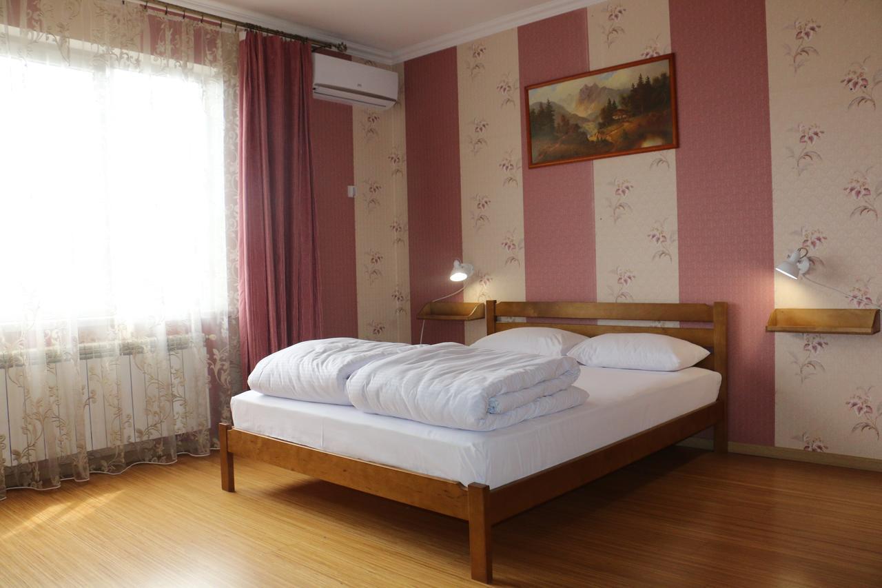 Sweet Home Hostel / Guest Houseチェルニウツィー エクステリア 写真