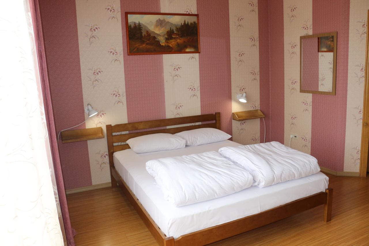 Sweet Home Hostel / Guest Houseチェルニウツィー エクステリア 写真