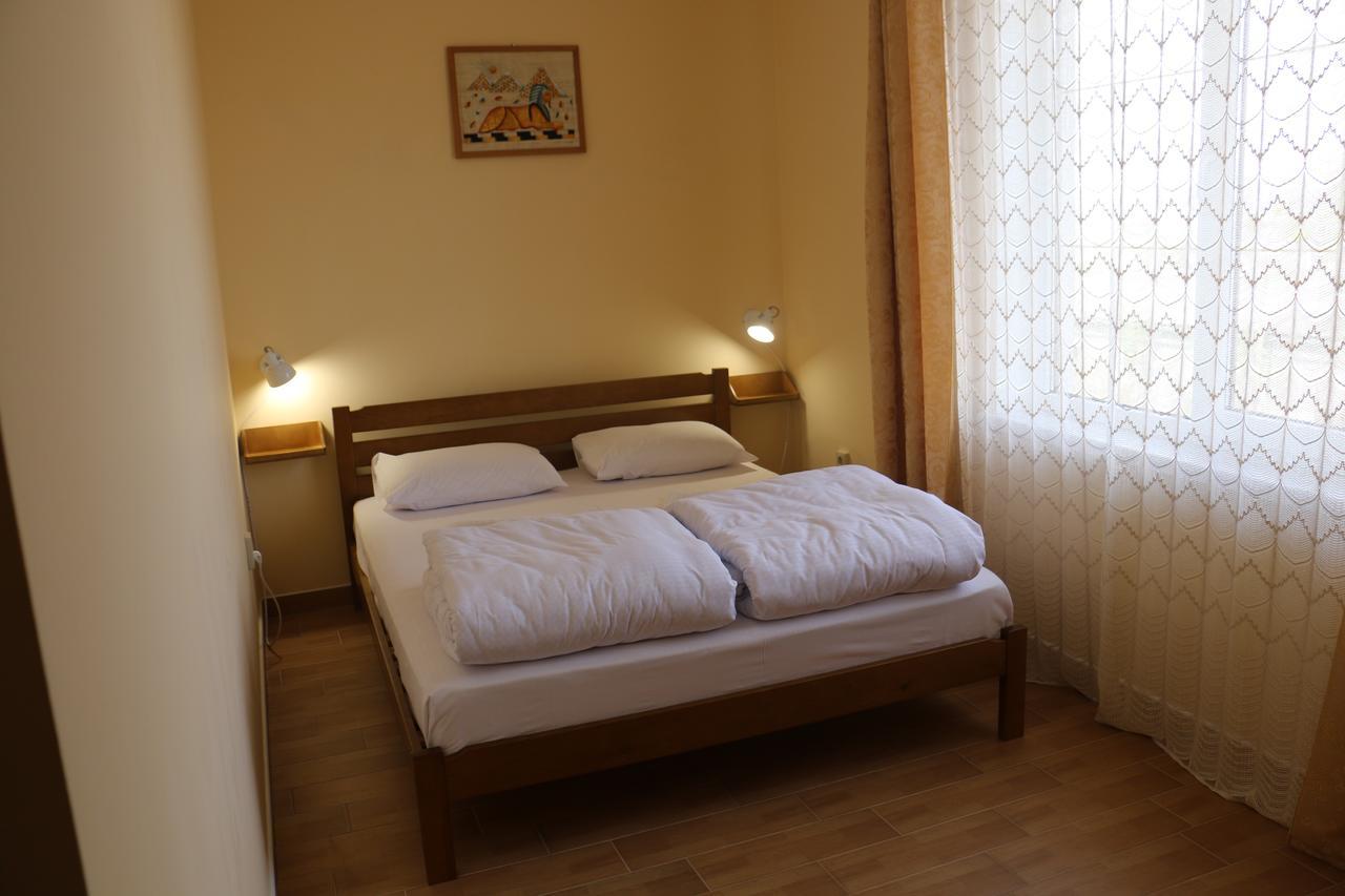 Sweet Home Hostel / Guest Houseチェルニウツィー エクステリア 写真