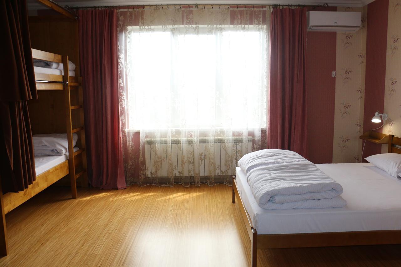 Sweet Home Hostel / Guest Houseチェルニウツィー エクステリア 写真