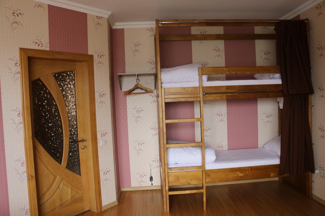 Sweet Home Hostel / Guest Houseチェルニウツィー エクステリア 写真