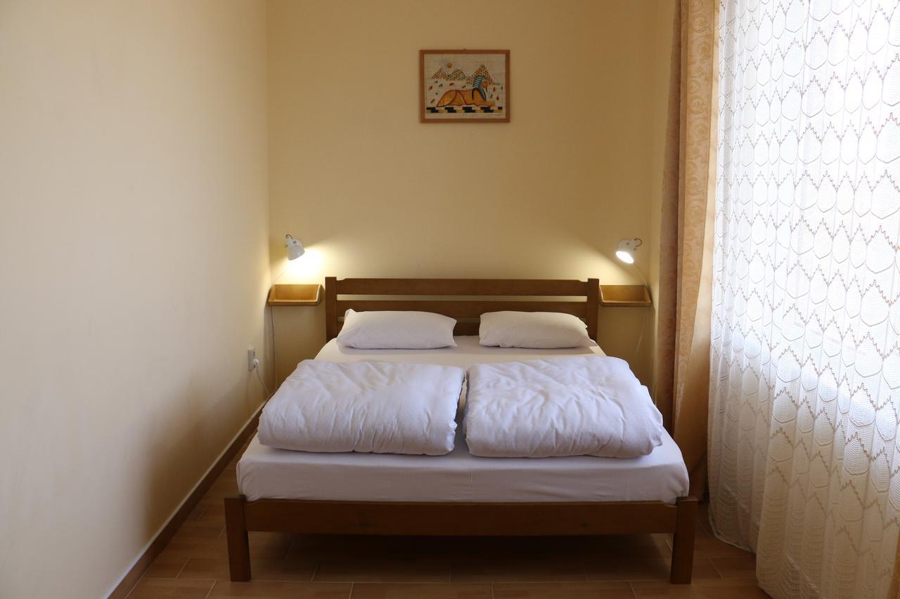 Sweet Home Hostel / Guest Houseチェルニウツィー エクステリア 写真