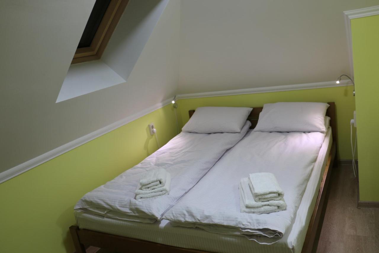 Sweet Home Hostel / Guest Houseチェルニウツィー エクステリア 写真