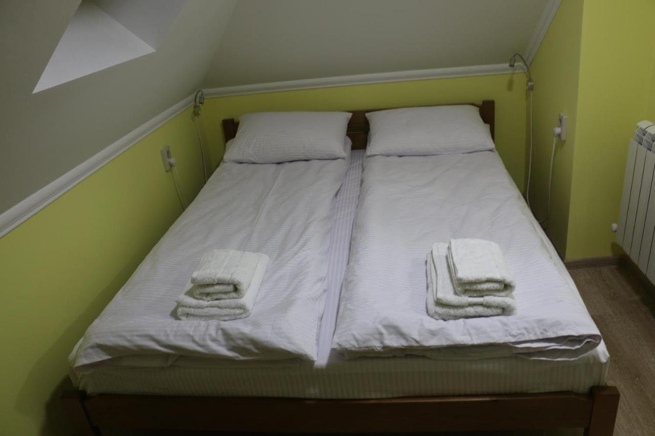 Sweet Home Hostel / Guest Houseチェルニウツィー エクステリア 写真