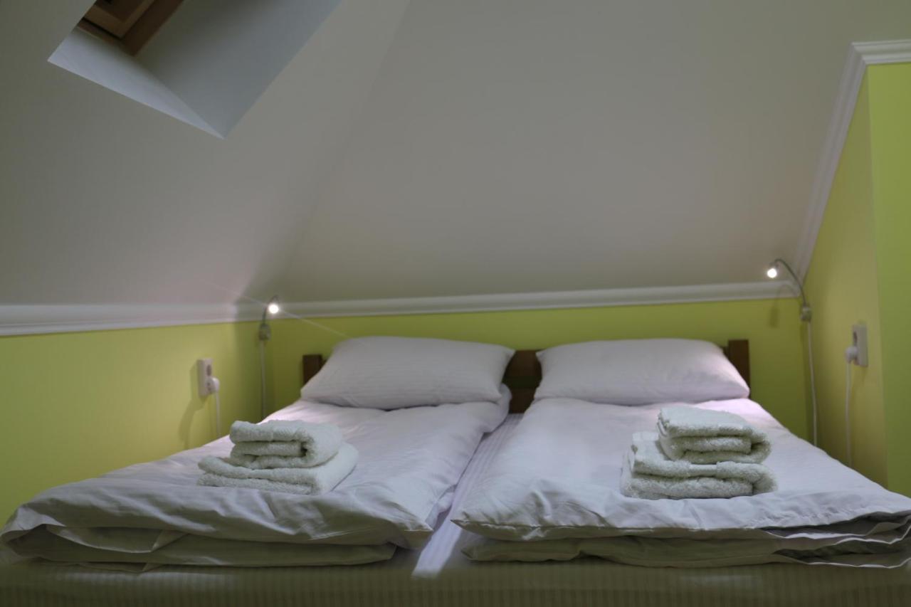 Sweet Home Hostel / Guest Houseチェルニウツィー エクステリア 写真